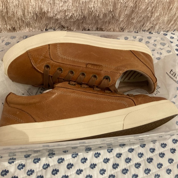 Täōs Sneakers NWOT - Picture 8 of 8